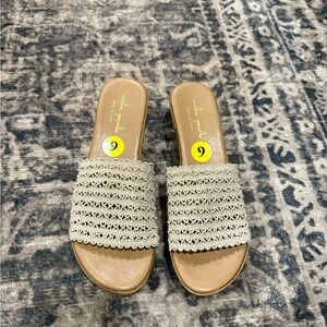 Mila Paoli Tan Sandals Elegant Summer Footwear size 9